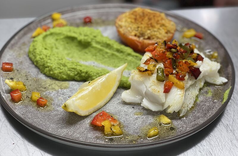 Filet d’églefin écrasé de petits pois et tomate provençale