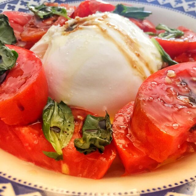 Ensalada de burrata de búfala.
