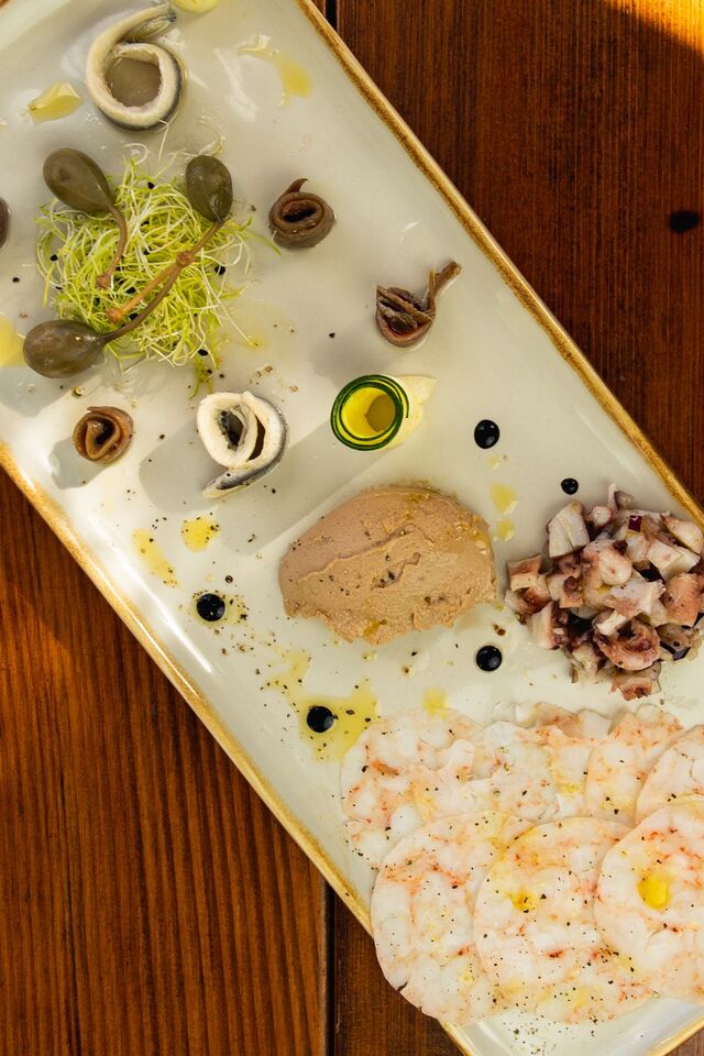 Morski pijat za 2 osobe (pašteta od jadranske tune, slane srdele,marinirani inćuni, salata od hobotnice,carpaccio od kozica)