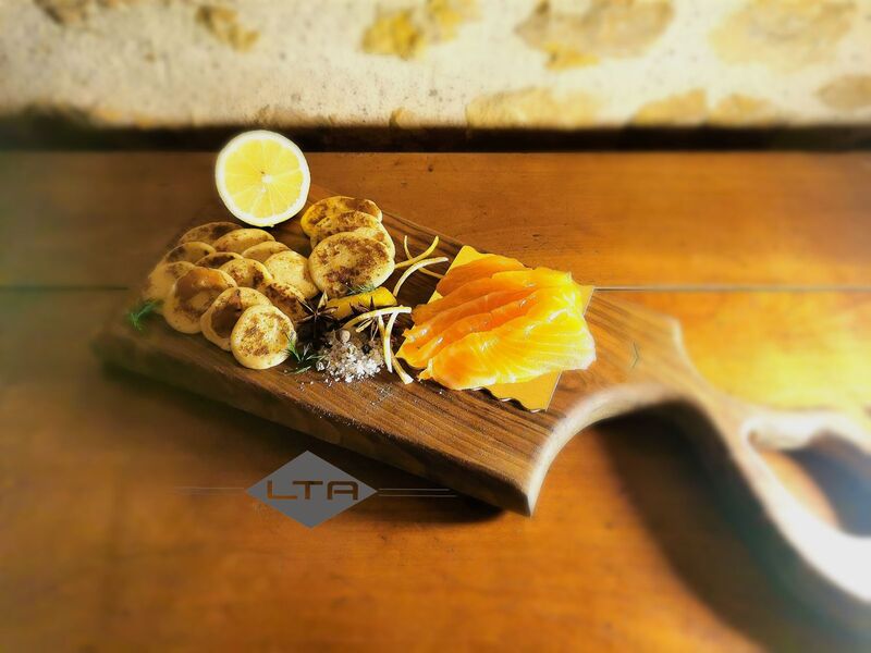 Saumon gravlax aux écorces de citron. Blinis à la russe 