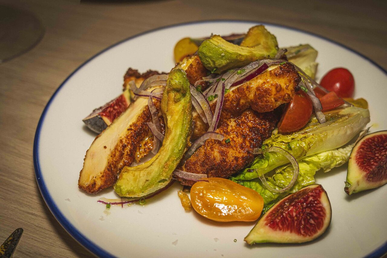 ensalada de pollo crujiente con cogollos al josper, aguacate y salsa de balsámico y miel