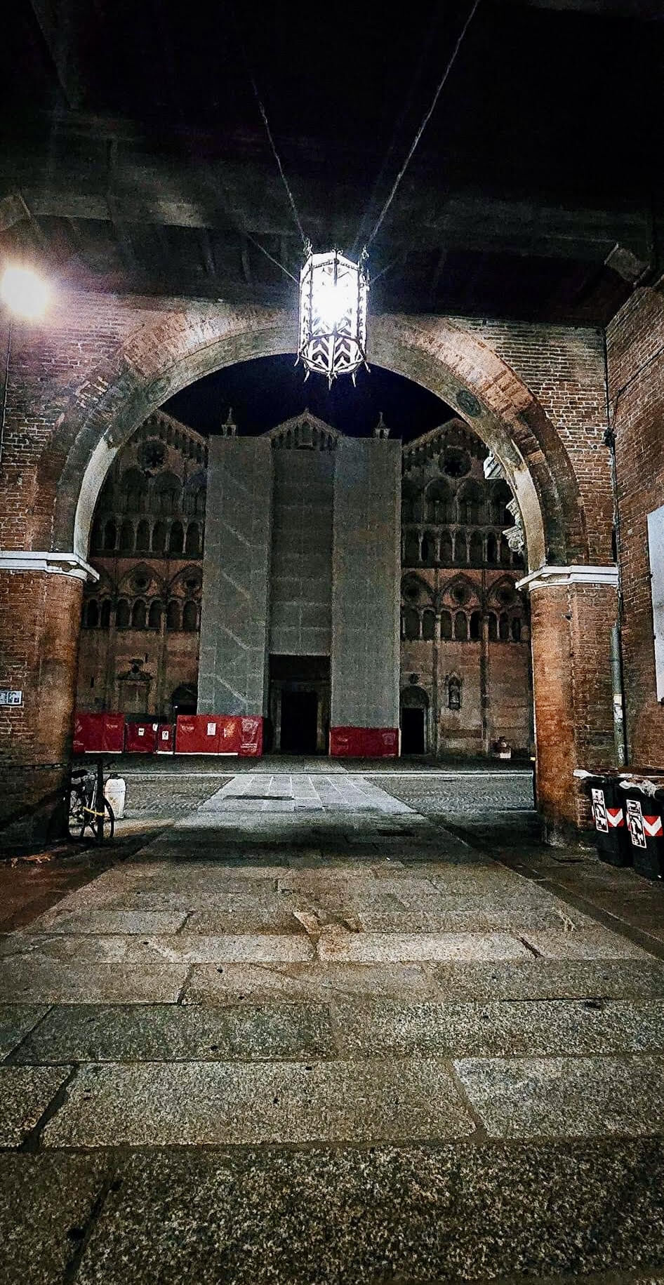 duomo visto dall'arco di piazza municipale