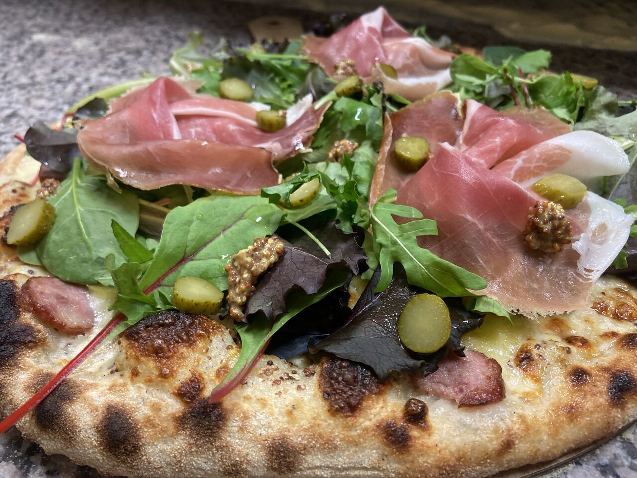 Goûtez à des pizzas réconfortantes, et généreuses.