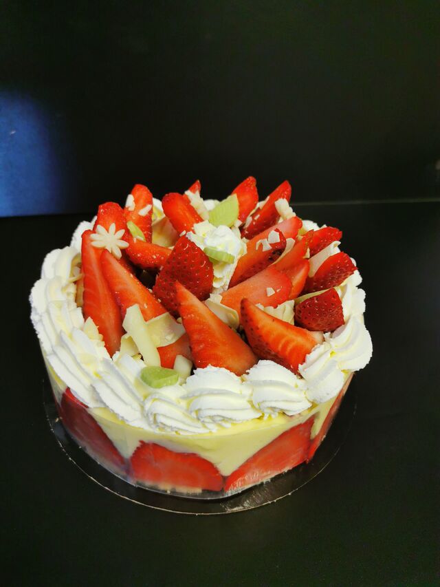 Fraisier :
Génoise, Crème légère, Fraise
4.20€ la part 