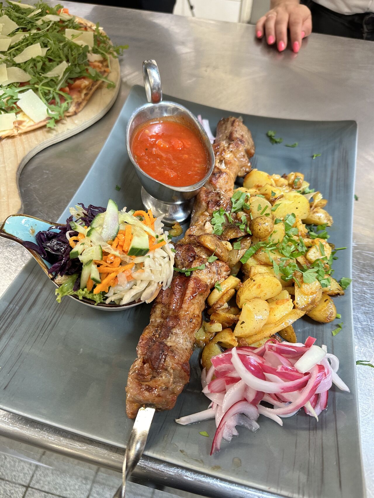 “Jeden Samstag Schweinefleischspieße”.