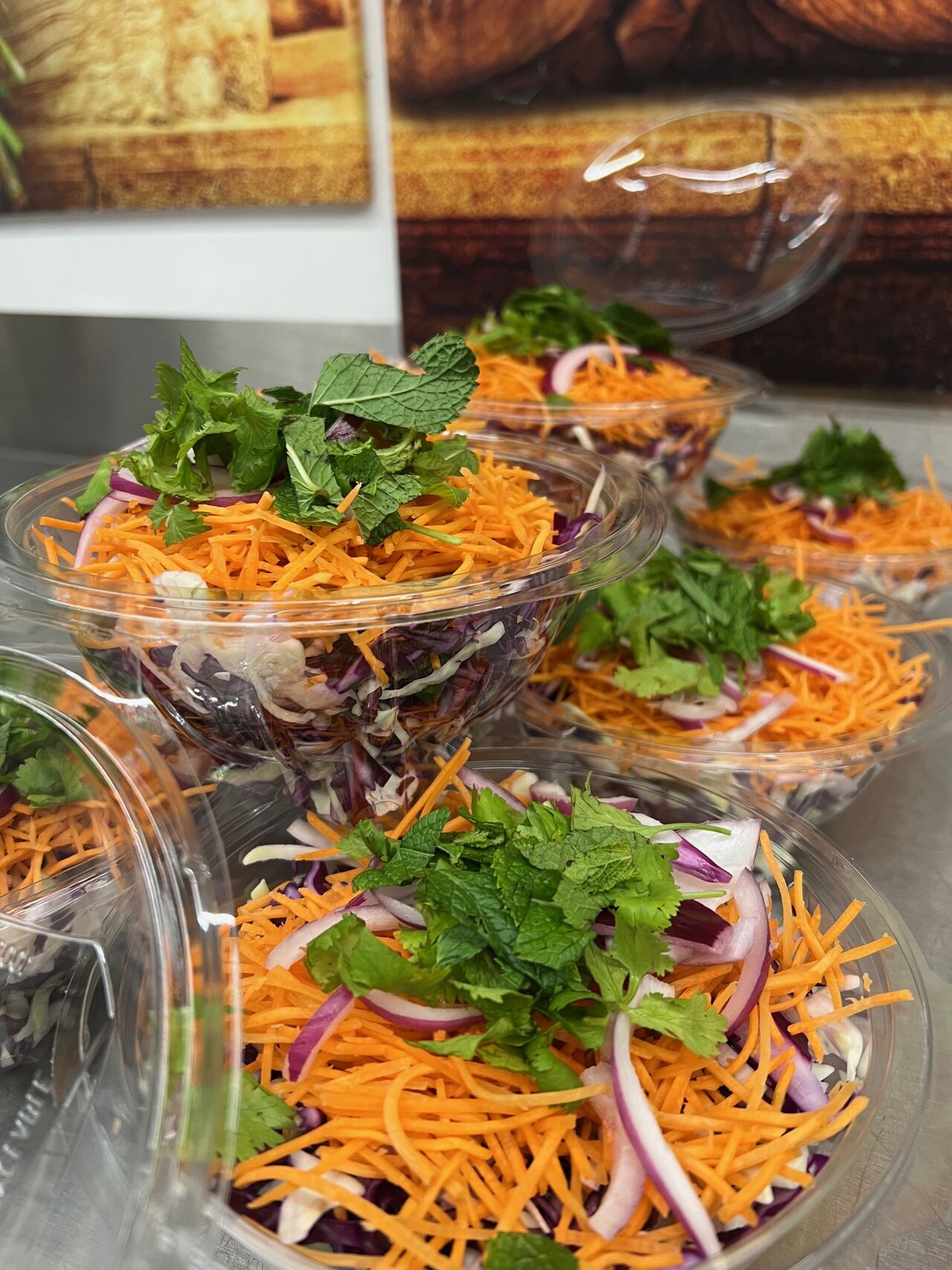 Salade Baan Thaï (choux blanc, choux rouge, carottes, coriandre, menthe, cacahuètes, oignons rouges)