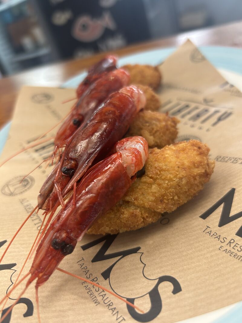 croquette di prosciutto spagnolo e gamberi locali 