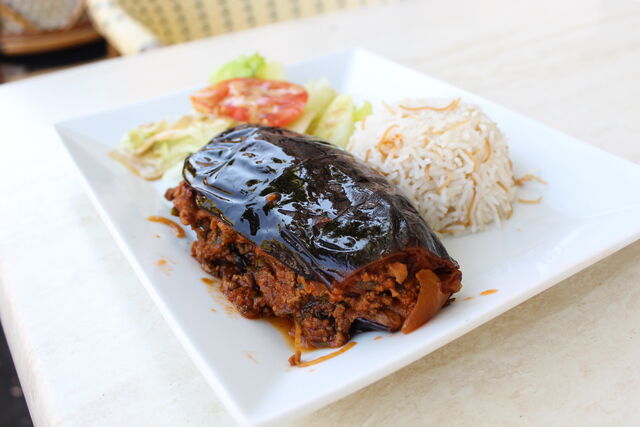 Aubergines farcies de viande hachée de bœuf accompagné du riz et salade