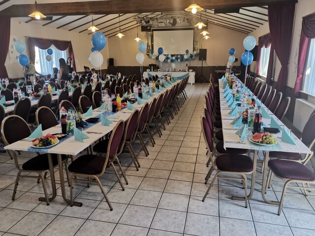 Liebe Gäste,
für besondere Feierlichkeiten bieten wir Ihnen auch Platz für bis zu 130 Personen mit Buffet und Catering an.