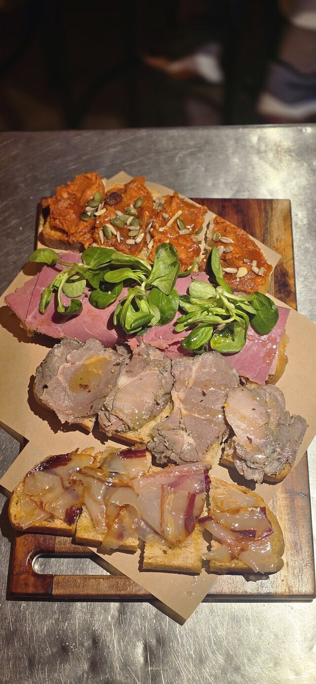 Tostas de sobrasada/ pastrami/ mechada y panceta iberica 
