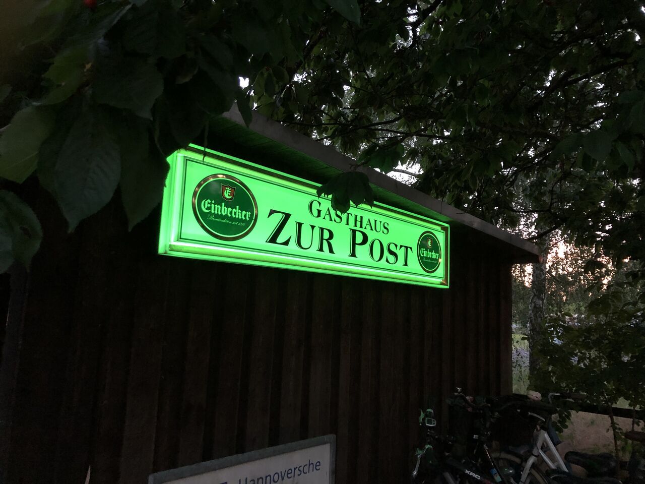 historisches Werbeschild mit neuer Beleuchtung