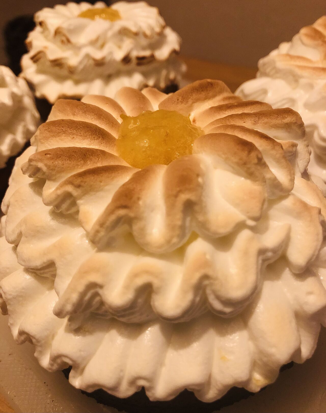 Tarte citron meringuée génépi 4€pièce Pâte sablée, Crème d’amande citron, confit de citron, Crémeux citron, Meringue Génépi