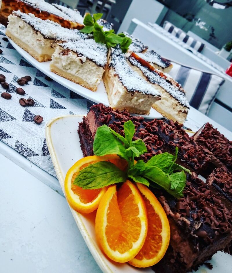 Zapraszamy na smaczne i świeże ciasta. Nasz Szef kuchni uwielbia Was rozpieszczać i codziennie piecze takie cudeńka :)