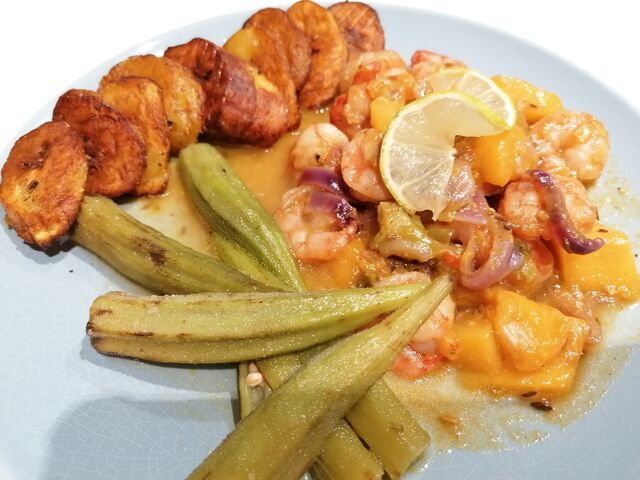 Gambas à la mangue, banane plantain frites et gombos 