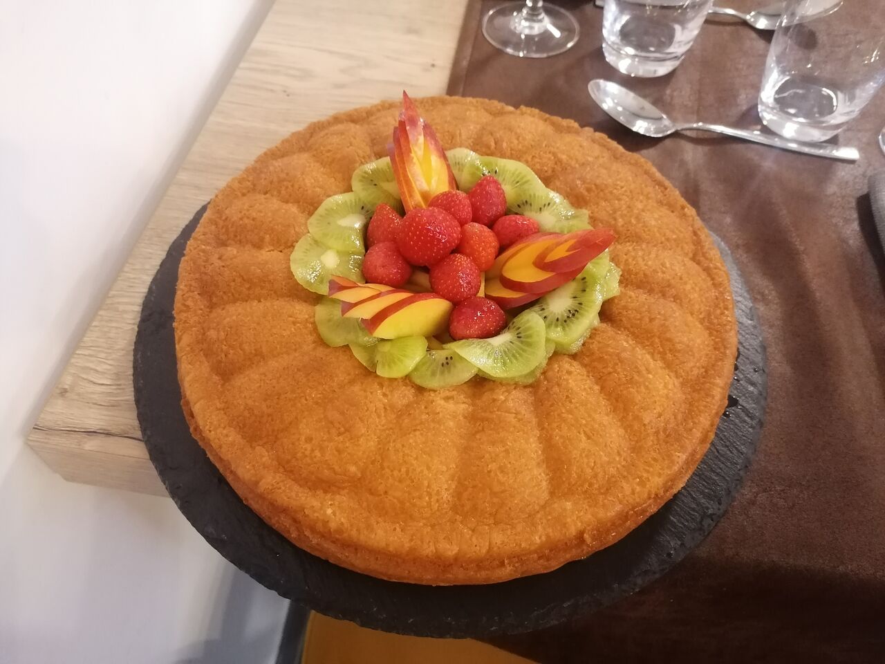 Gâteau spéciale sur commande. Ici un Baba au rhum géant