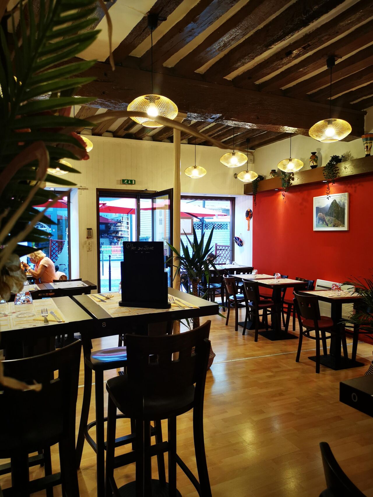Une trentaine de places places vous attendent en intérieur dans une ambiance chaleureuse et musicale ! Pensez à réserver ;)