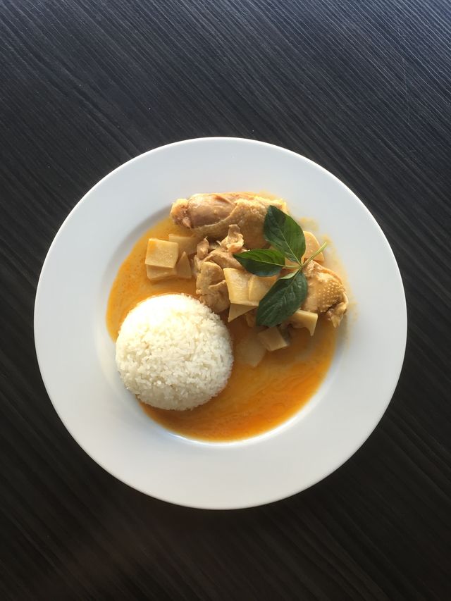 Poulet au curry rouge (lait de coco) accompagné de pouces de bambou