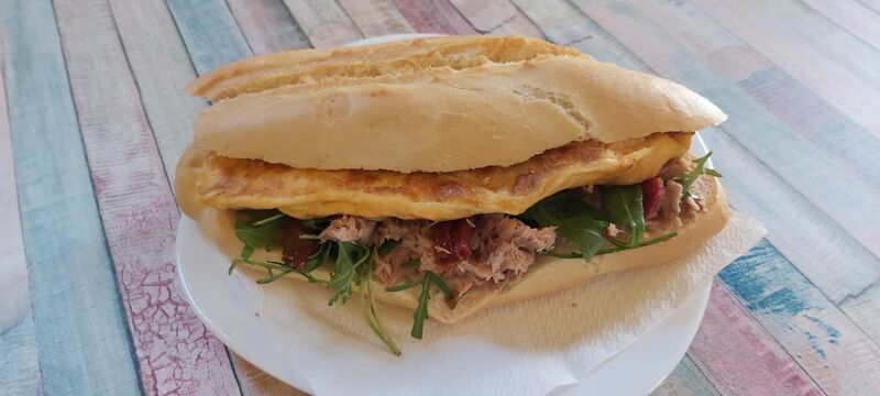 Llego TEODORO. Con tortilla francesa, atún, tomate seco y rucula. 