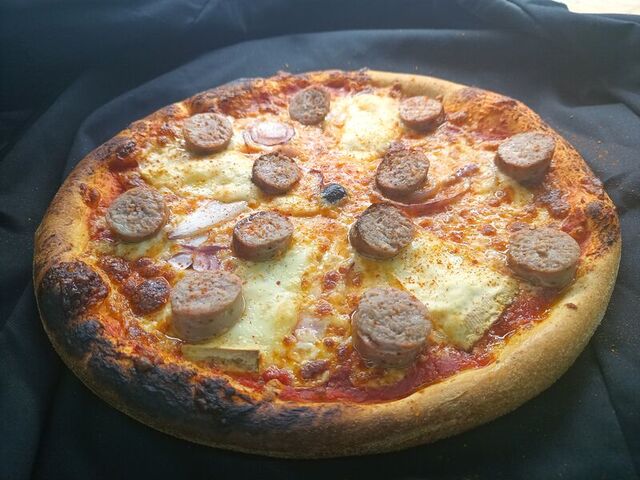LA TOULOUSAINE: Mozzarella, oignons, saucisse de Toulouse, fromage Bethmale brebis/vache, piment d'espelette 15€