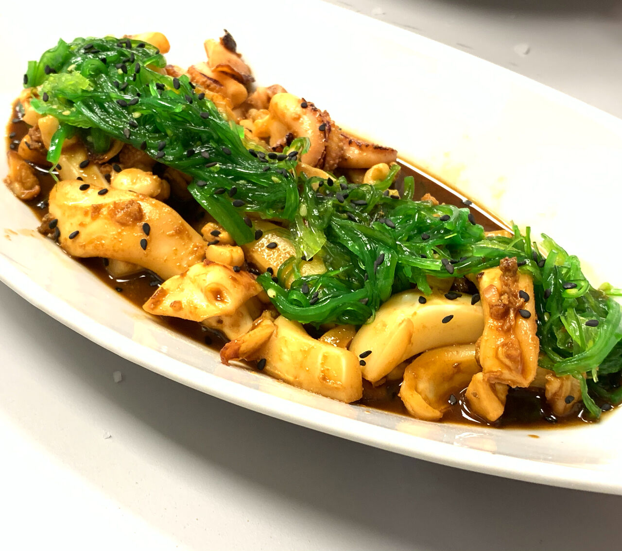 Salteado de sepia con soja y alga Wakame 