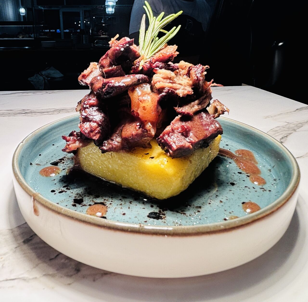 Carne de cabra a baja temperatura con polenta y demo-glace