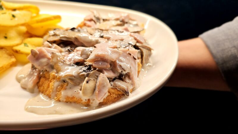 Un clásico de nuestro Restaurante, Petit de pollo con salsa carbonara 