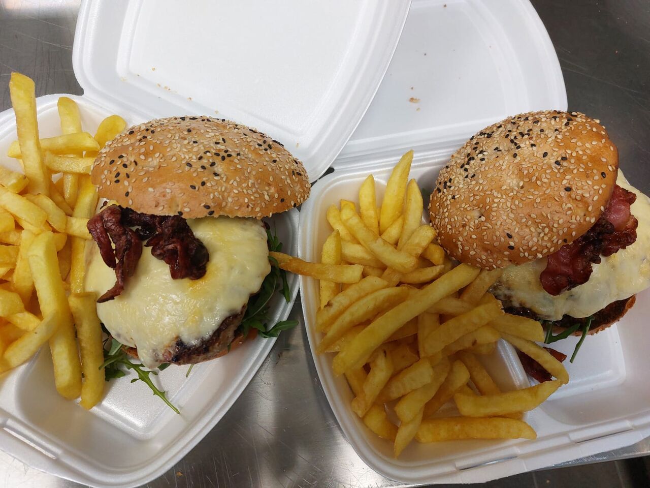 Burger mit Zwiebelchutney