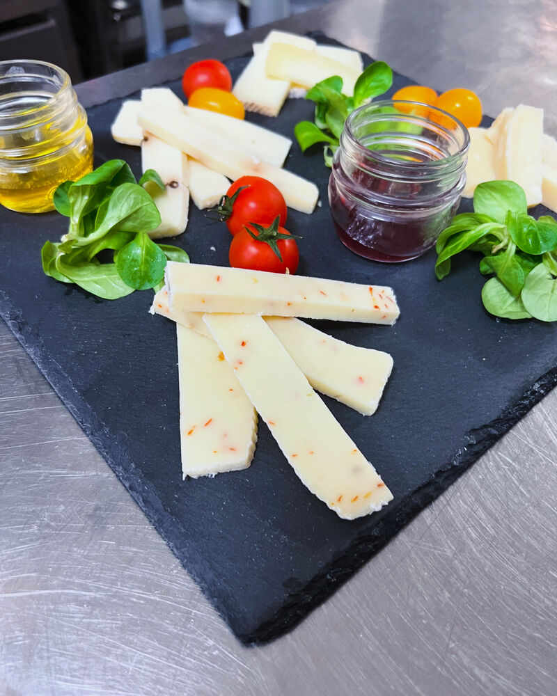 Selezione di formaggi con miele e composta ai frutti di bosco 