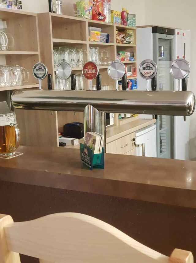 Moderní výčepní zařízení včetně chlazení a vedení piva.