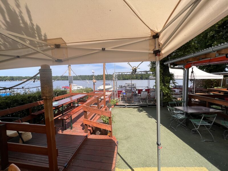 Obere Terrasse und Bühne