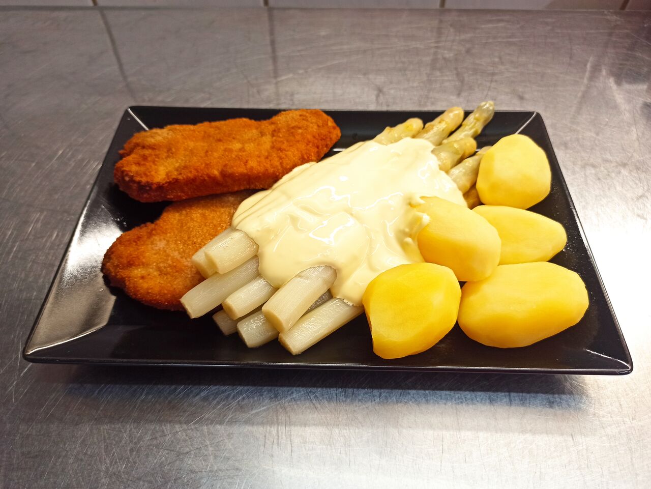 Unser Spargelteller: großes Schnitzel, Nienburger Spargel, Hollandaise und Kartoffeln für nur 15,90€