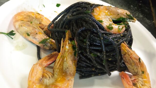 Spaghetti al nero di seppia e gamberi