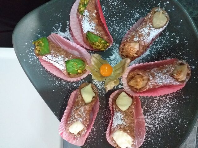 Cannoli siciliani mit Chantillycreme, Nusscreme und Pistaziencreme