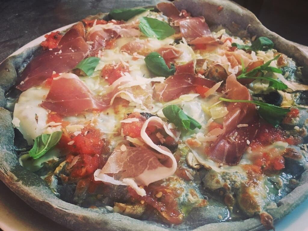 La Carbonica:
mozzarella, champiñon, scamorza, speck, albahaca y tomate natural