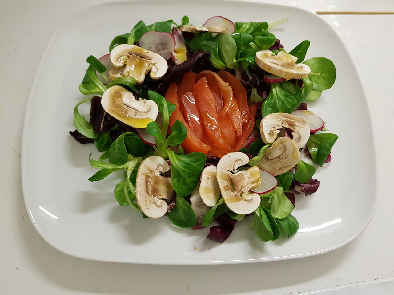 Salmone marinato al pepe rosa in insalata