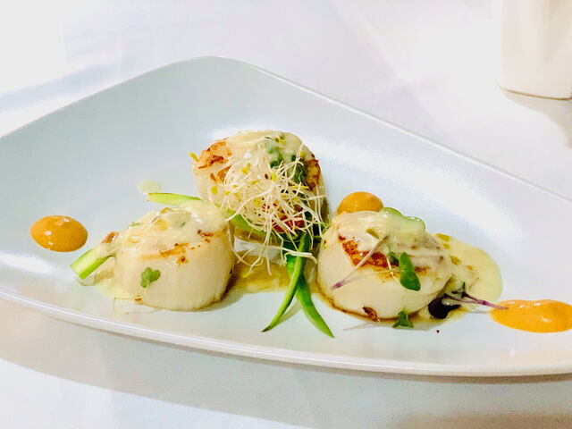 Vieiras frescas a la plancha con crema de puerros y verduras