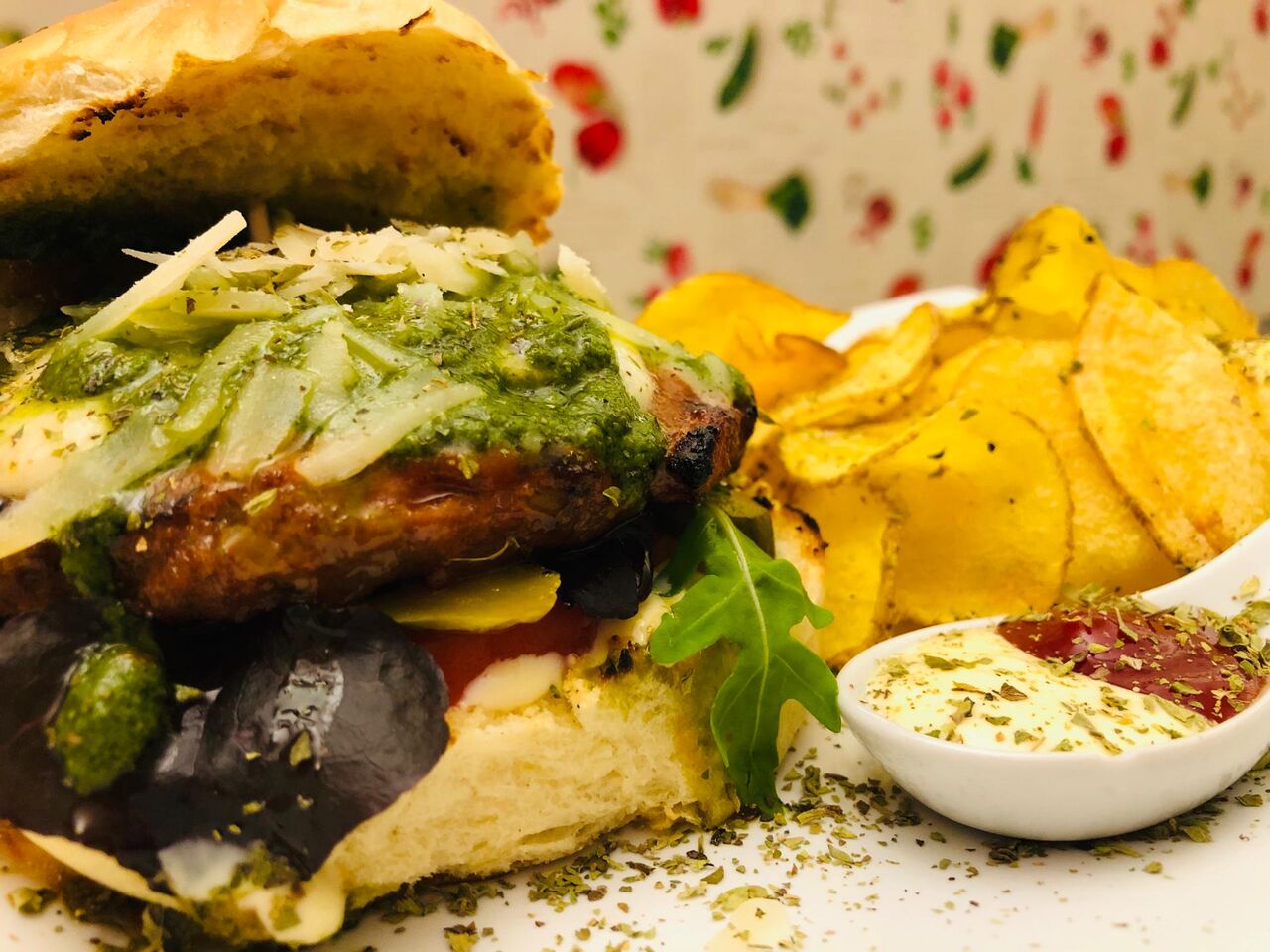 Itália
Molho de tomate com quejo mozzarella, pesto de majericão e parmesão ralado