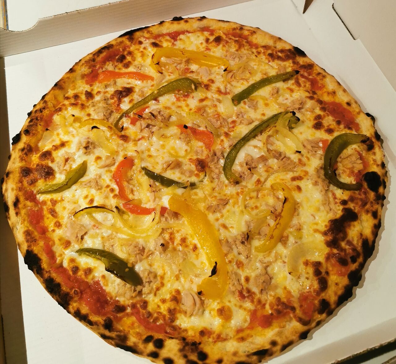 La Neptune, tomates, mozzarella, thon, poivrons, oignons ??