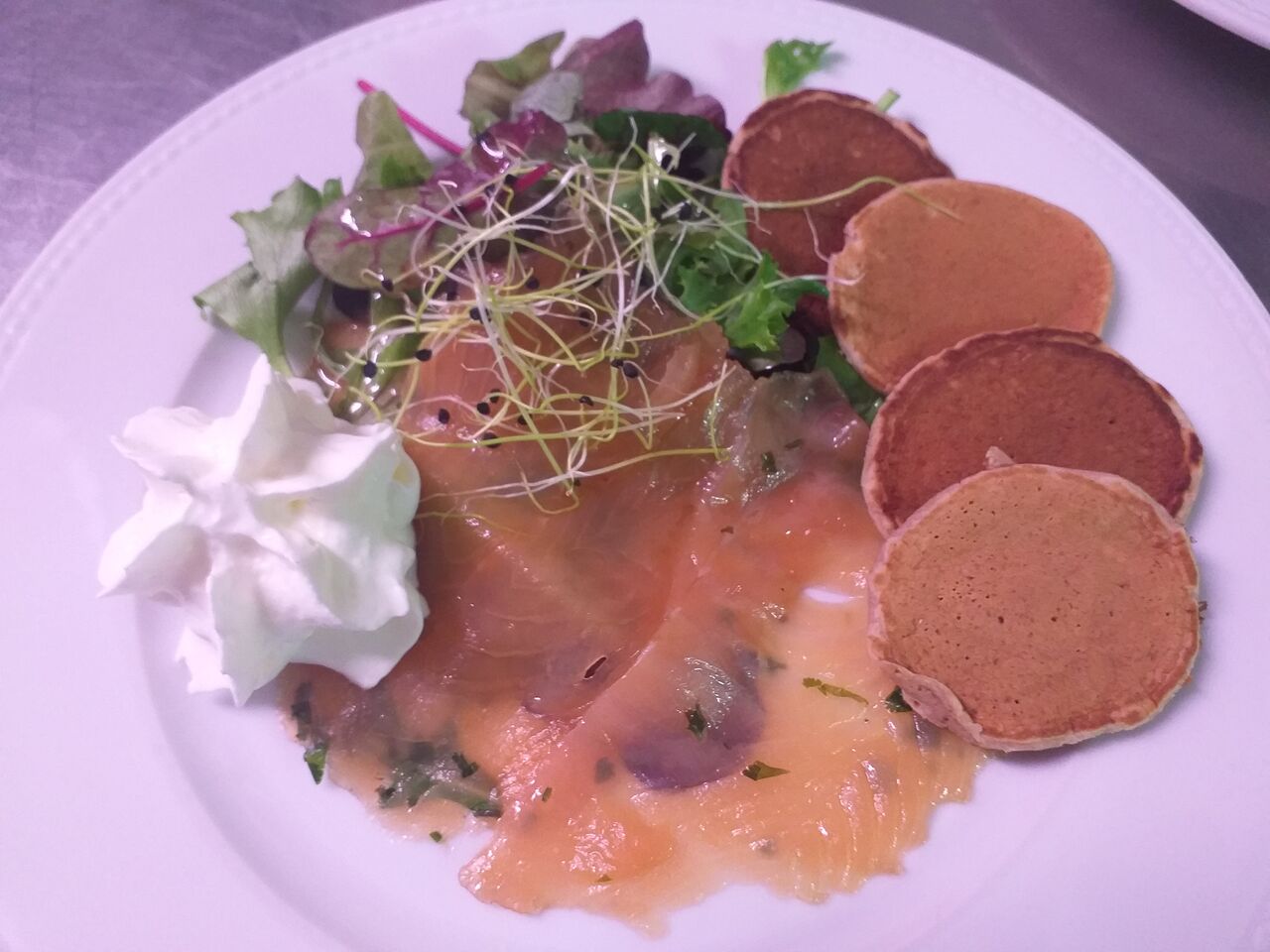 Saumon mariné au sel fumé et coriandre, panecake à la châtaigne