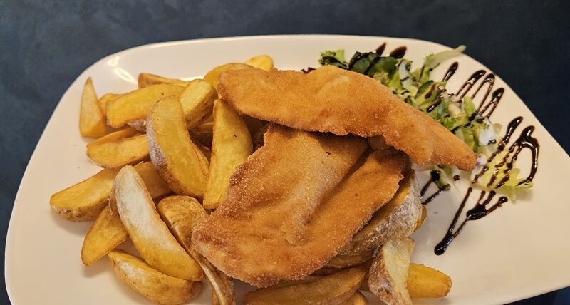 Snitel de Pui cu Cartofi Prajiti