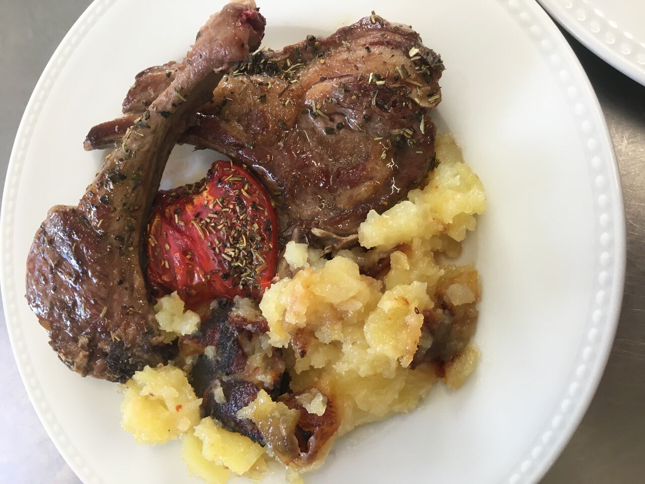 Côtelettes d’agneau et nos fameuses pdT rôties