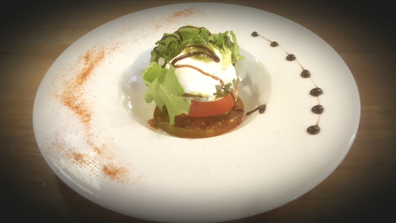 Mille feuille de tomates, Burratina et pesto basilic
