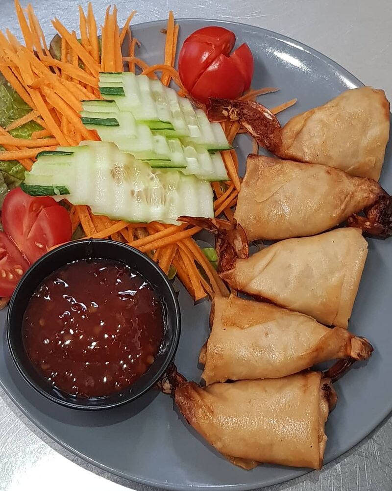 Nr. 1 Huisgemaakte scampi’s en vlees verpakt in een filoblaadje met zoetzure saus 