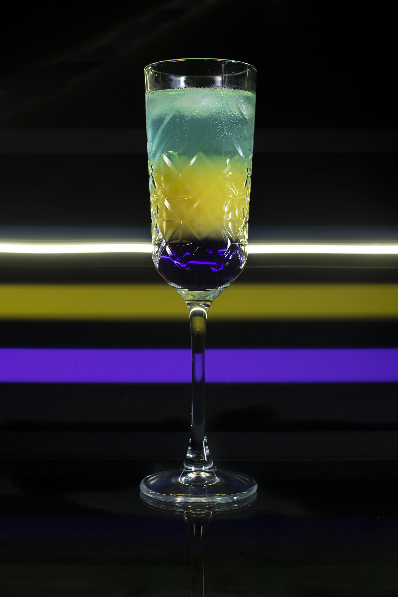 Violetta
Ingrédient : Vodka, curaçao, orange, violette
Saveur : surprenant, fruité, florale
Catégorie : Création