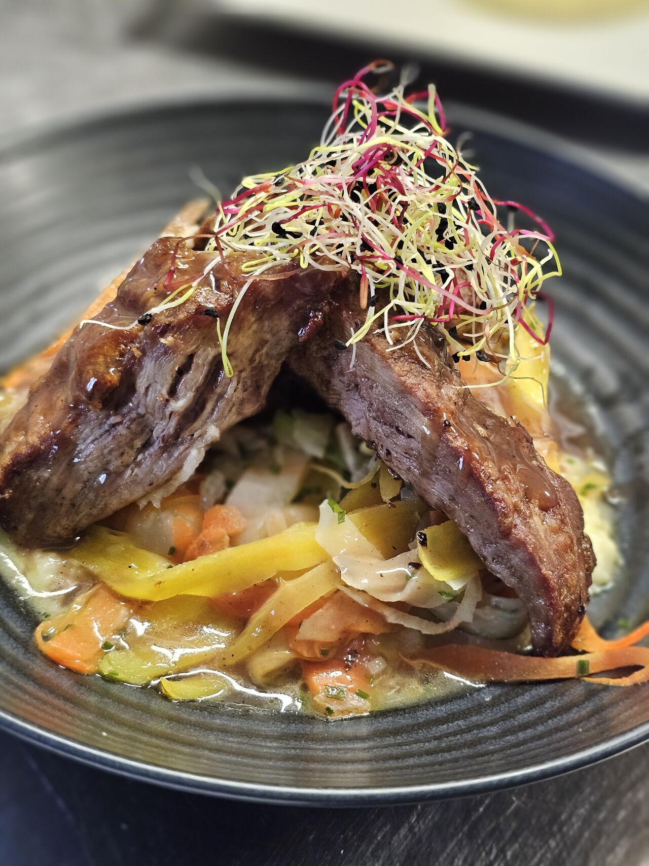 Le presa de porc, écrasé de céleri, tagliatelles de légumes 