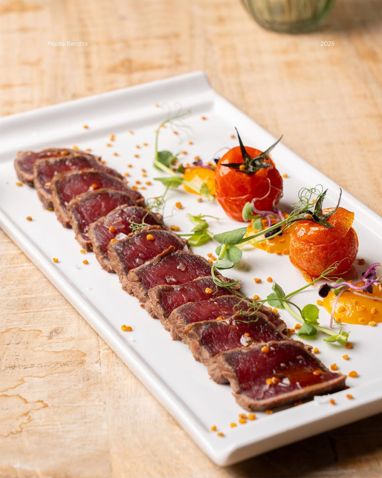 Tataki de ciervo con mermelada de naranja agria y tomate cherry confitado