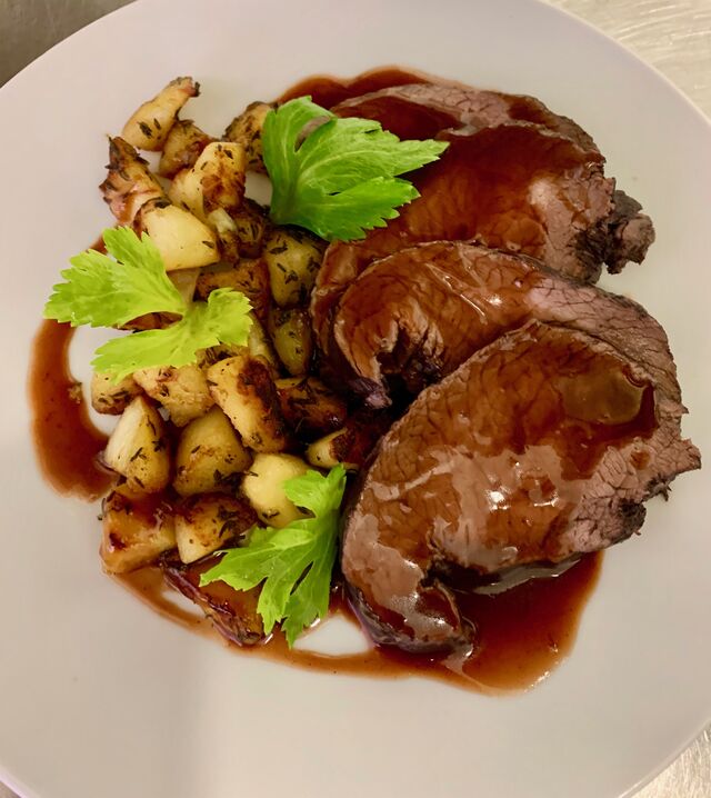 Noix de veau au vin chaud et dés de panais rôtis au miel