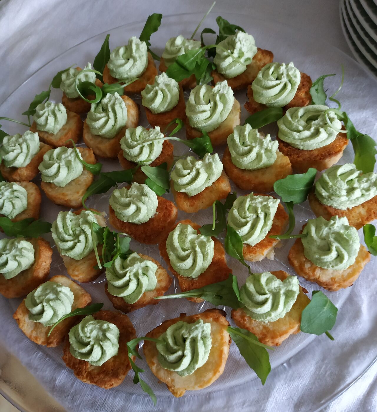 Sablés au parmesan et pesto de roquettes