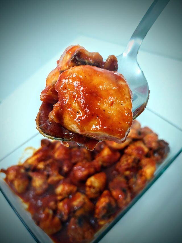 Pollo frito especiado con tomate natural casero