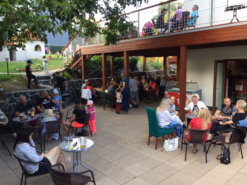 Míst k sezení je u nás opravdu dost. Přes zimu je spodní část verandy zakryta, takže je prostor uvnitř daleko větší. 